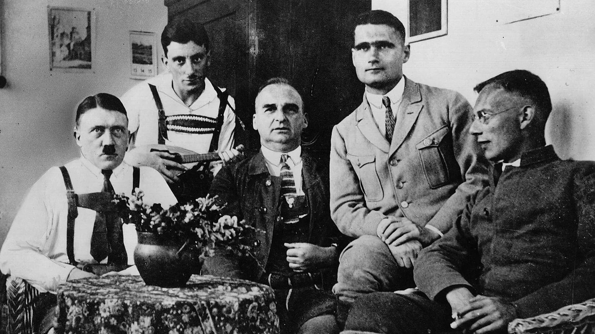 Hitler con Maurice, Kriebel, Hess y Weber, en la prisión de Landsberg, en 1924, donde las autoridades le permitieron vestir de civil, reunirse con otros reclusos cuando quisiera y mantener correspondencia sin censura y sin límites (FM Archive)