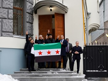 Los miembros de la oposición frente a la embajada de Moscú (REUTERS/Yulia Morozova)