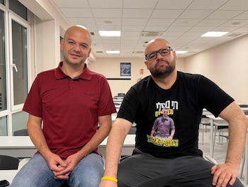 A la izquierda, Amos, y