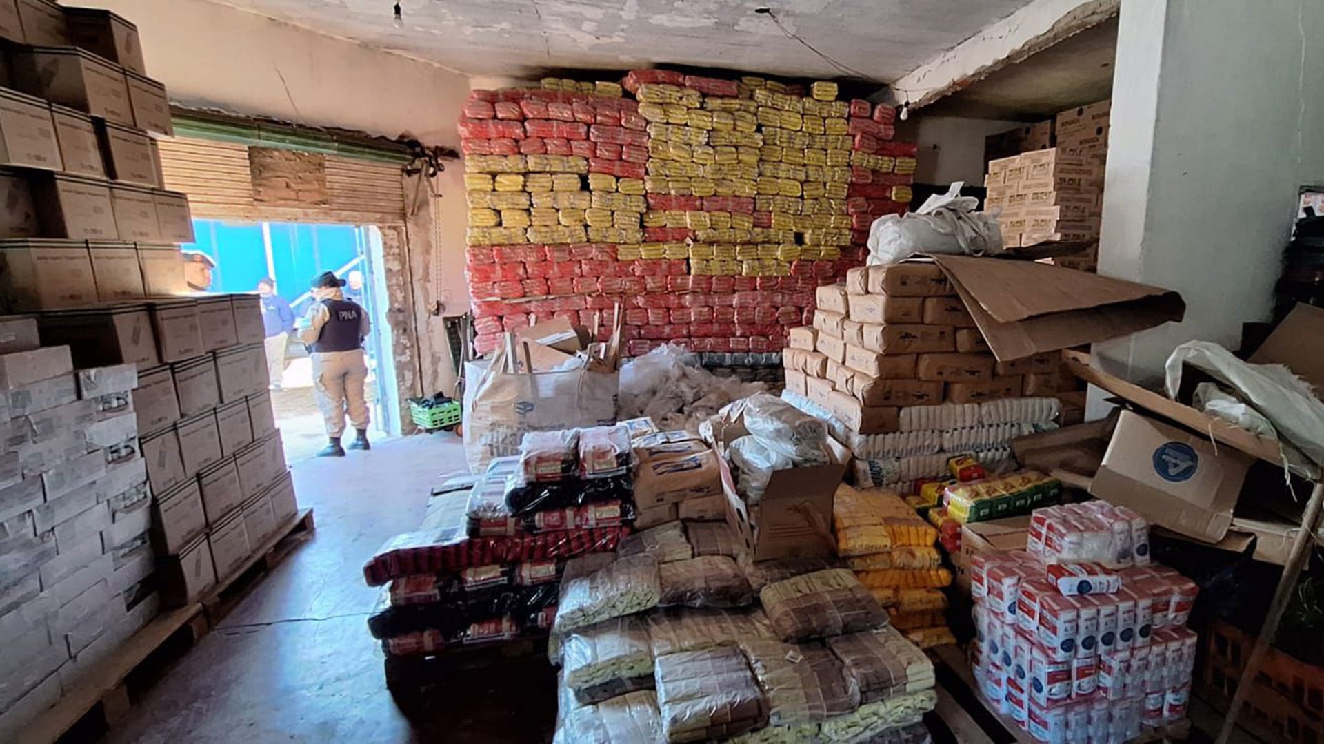 La Justicia investiga a 213 dirigentes sociales por presunta extorsión a beneficiarios del ex programa Potenciar Trabajo. Encontraron 2.500 kilos de comida vencida en comedores y depósitos