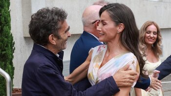 La Reina Letizia, impecable, se rinde a Adolfo Domínguez en su cita más especial con el diseñador