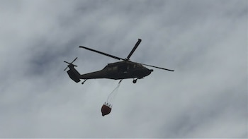 El UH-60L Black Hawk de la Fuerza Aérea fue utilizado para apoyar las labores de control del incendio desde el aire. - crédito Fuerza Aeroespacial Colombiana