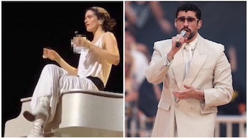 Collage de dos fotos: mujer sentada en piano con mano sosteniendo objeto pixelado y hombre con traje claro, gafas y micrófono en escenario.