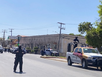 Policías resguardan el lugar del