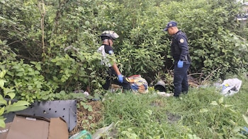 El caso avanza con incógnitas sobre identidad y género, luego de que la patrulla recibiera la escena en un punto de la carretera donde los propios rescatistas aseguran que no se trata de un hecho aislado (Foto cortesía Bomberos Voluntarios)