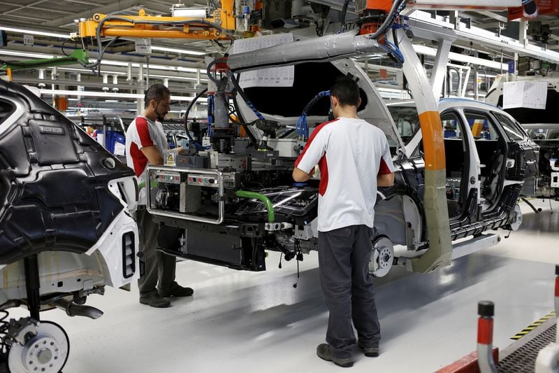 Trabajadores de la fábrica de SEAT montan un coche en Martorell, cerca de Barcelona. (Gustau Nacarino/Reuters)