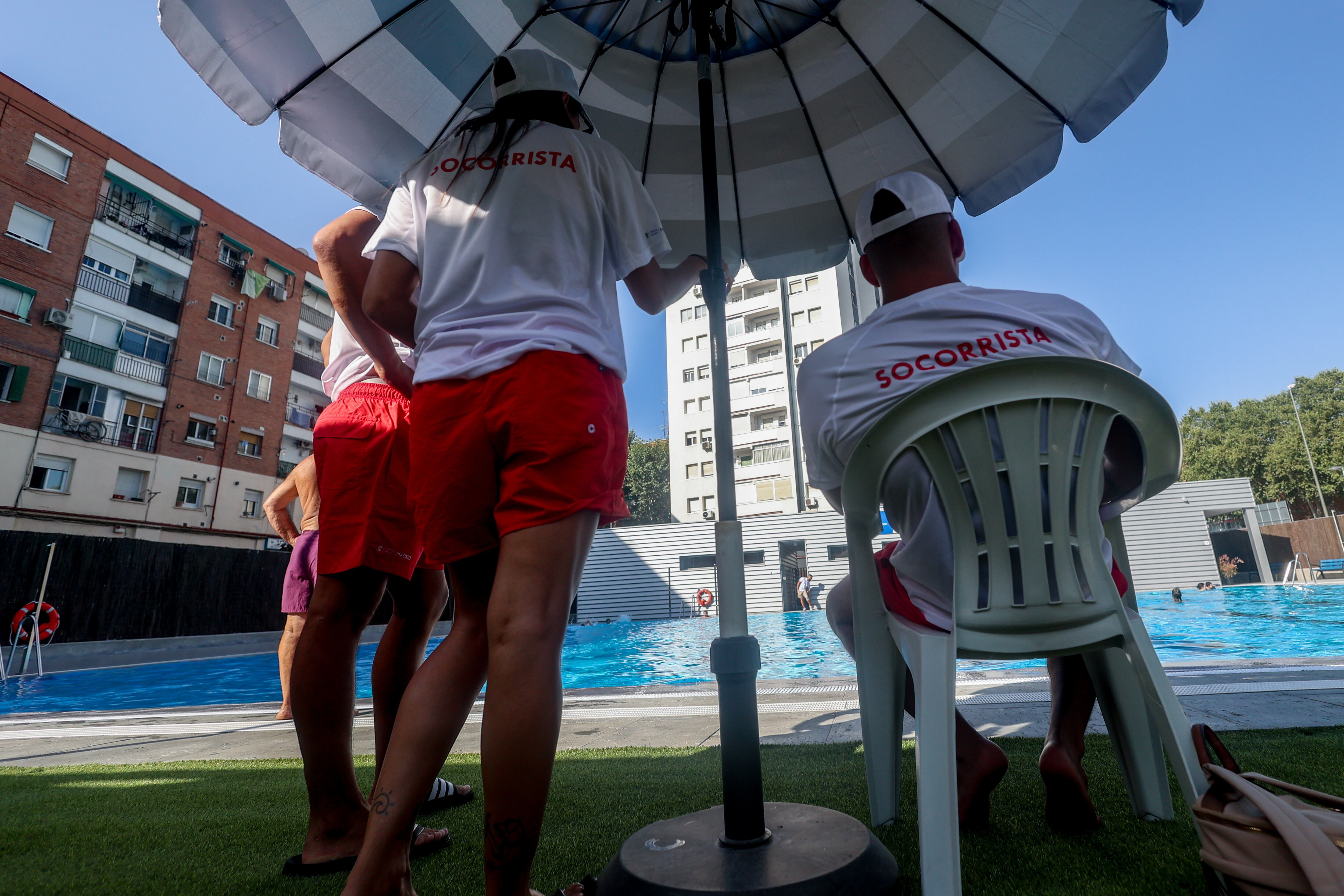 Varios socorristas vigilan una piscina. (Europa Press)