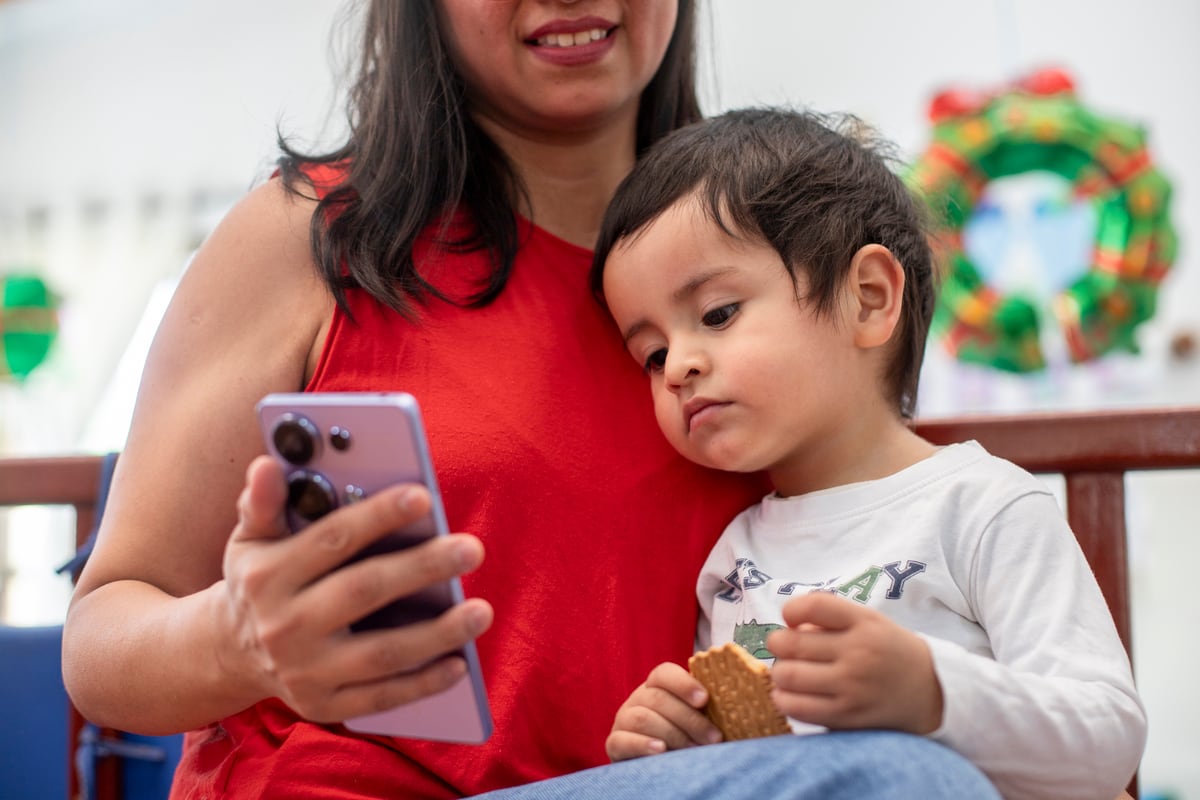 Compartir fotos de hijos en Internet puede facilitar el robo de identidad y la manipulación digital de imágenes infantiles - EsSalud