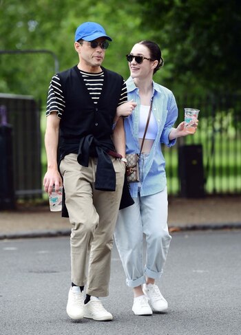 Rami Malek y Rachel Brosnahan