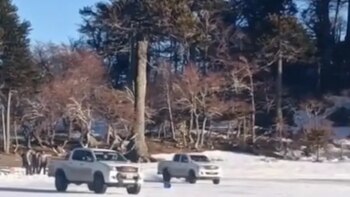 “Que estas personas se eduquen”: hicieron trompos con sus 4x4 en una laguna congelada y recibieron una dura condena