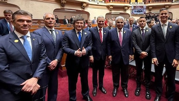 En medio de la tensión diplomática con Brasil, Javier Milei viaja esta noche a Ecuador y a Colombia