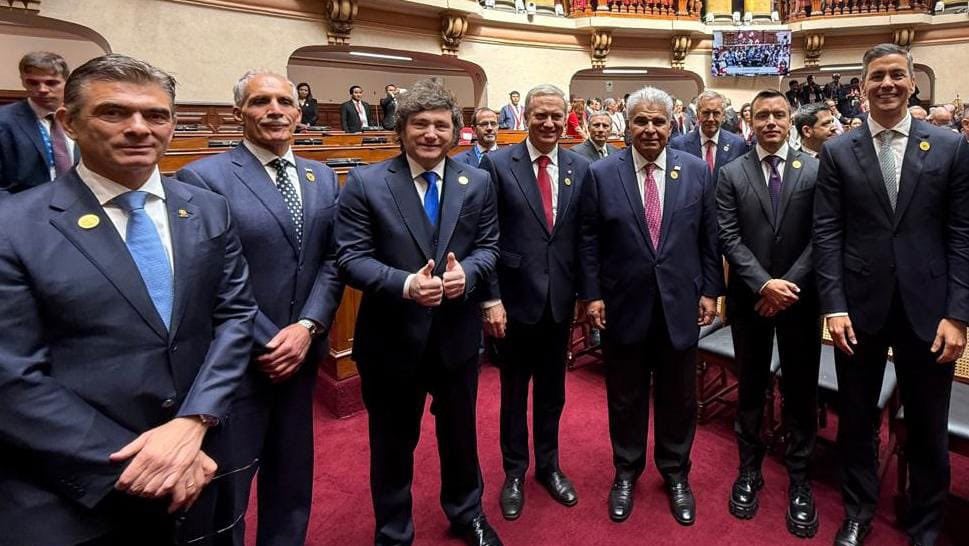 El presidente Javier Milei junto a sus pares de derecha de la región en Lima, luego de la ceremonia de asunción de Keiko Fujimori