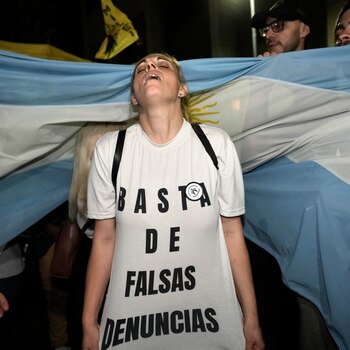 En la Argentina, distintas organizaciones sociales y políticas militan contra las "falsas denuncias", principalmente asociadas a cuestiones de abusos o violencia de género (AP Foto/Rodrigo Abd)