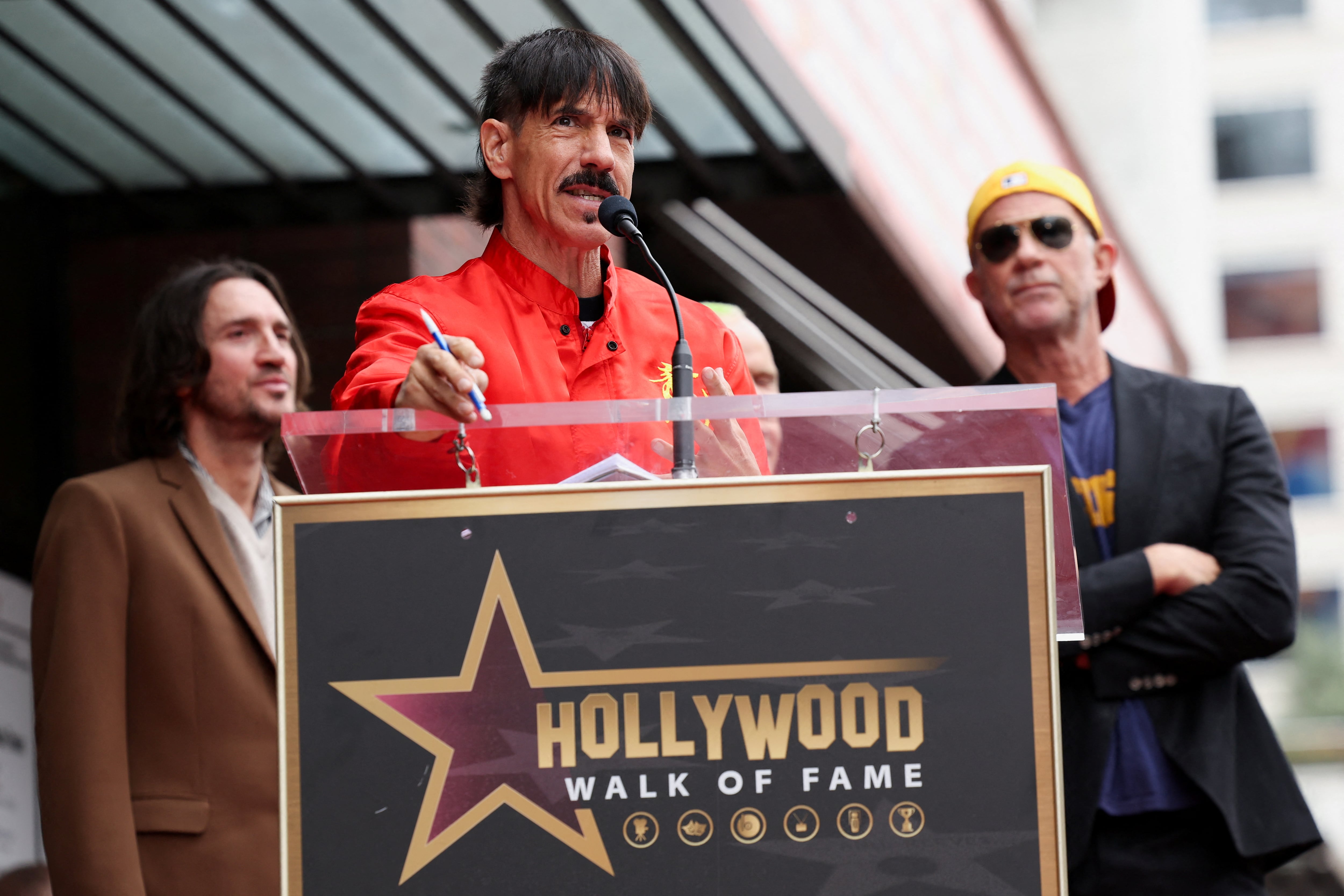 La confusión más repetida que ha enfrentado la pareja en público es que la gente asume que Kiedis es su padre, no su novio.(REUTERS/Mario Anzuoni)