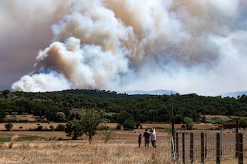 Varias personas observan el humo del incendio, en La Bisbal d'Empordà, Girona. (Glòria Sánchez / Europa Press)