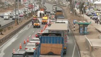 Tráfico colapsa en la Panamericana Sur tras vuelco de furgón en Villa El Salvador
