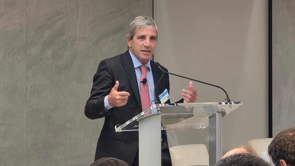 El ministro de Economía, Luis Caputo, en conferencia