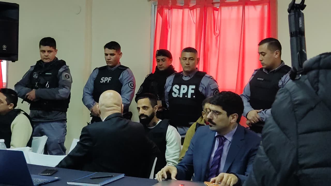Agentes del Servicio Penitenciario Federal custodian a Nicolás Soria (Facundo Macia Marquis)