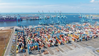 los flujos entre ambos bloques