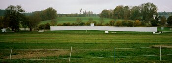 Los restos originales de un muro que separaba las dos partes del pueblo Moedlareuth durante la división alemana en Alemania Oriental y Occidental son fotografiados el jueves 24 de octubre de 2024
