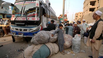 Familias afganas esperan para subir