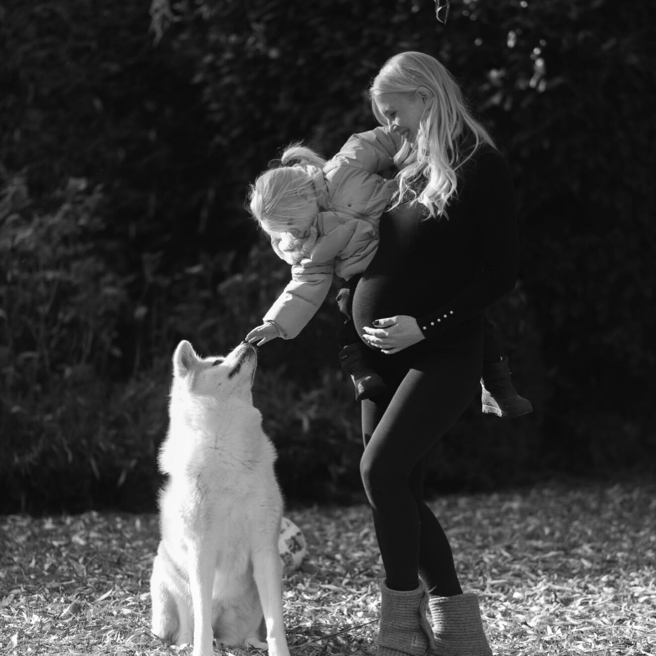 La tierna foto de Daniela junto a Elle y Kika, la mascota familiar