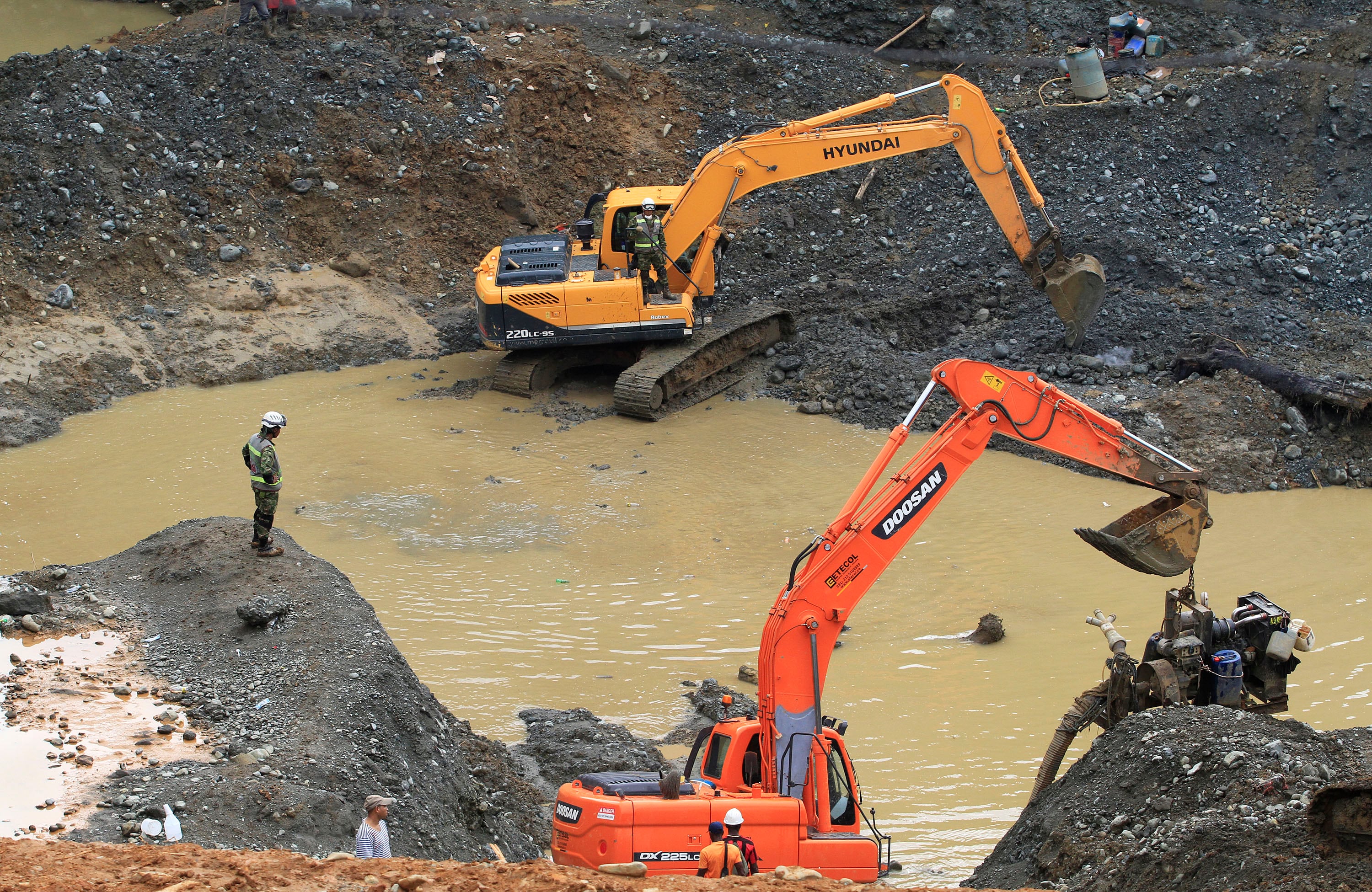FOTO DE ARCHIVO. Los equipos de rescate buscan los cuerpos de los mineros, que trabajaban en una mina de oro ilegal cuando esta se derrumbó, en la zona rural de Santander de Quilichao, 6 de mayo, 2014. REUTERS/Jaime Saldarriaga