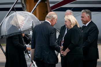 Carlos momentos previos a subir al avión que lo llevó a Londres (Aaron Chown/Pool via REUTERS)