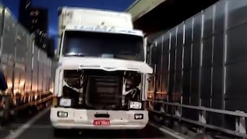 Camión atascado en Ingeniero Huergo capturas