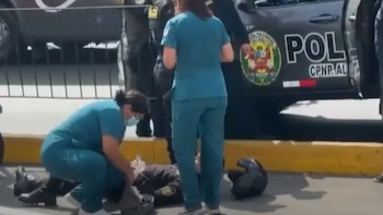 Policía motorizado atropelló a joven en la avenida Alfonso Ugarte.