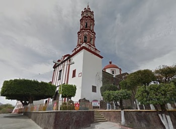 En la entrada del Templo de la Merced durante los festejos de la Virgen, en Valle de Santiago, Guanajuato fue asesinada la mujer mientras los feligreses se agacharon para evitar las balas Foto: Maps