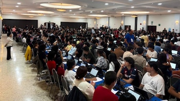 No fue en papel: la UNAM aplica su examen presencial de control con computadoras