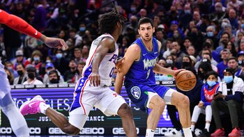 El gesto del entrenador que marca la confianza en Leandro Bolmaro durante el último tramo del duelo entre Wolves y los Sixers