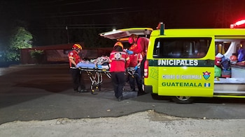 La intervención de la Policía Nacional Civil y los Bomberos Municipales evitó un desenlace fatal y permitió el traslado de las víctimas al hospital. (Foto cortesía Bomberos Voluntarios)