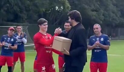 ‘La Hormiga’ González durante el entrenamiento donde recibió el inesperado detalle de Amaury Vergara. (X /@Chivas)