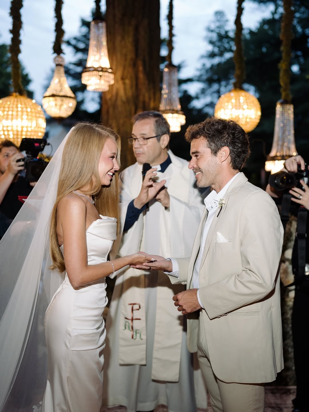 Las miradas cómplices de los recién casados