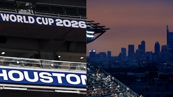 Imagen dividida que muestra el letrero 'WORLD CUP 2026 HOUSTON' a la izquierda y una panorámica de la ciudad de Filadelfia desde un estadio a la derecha