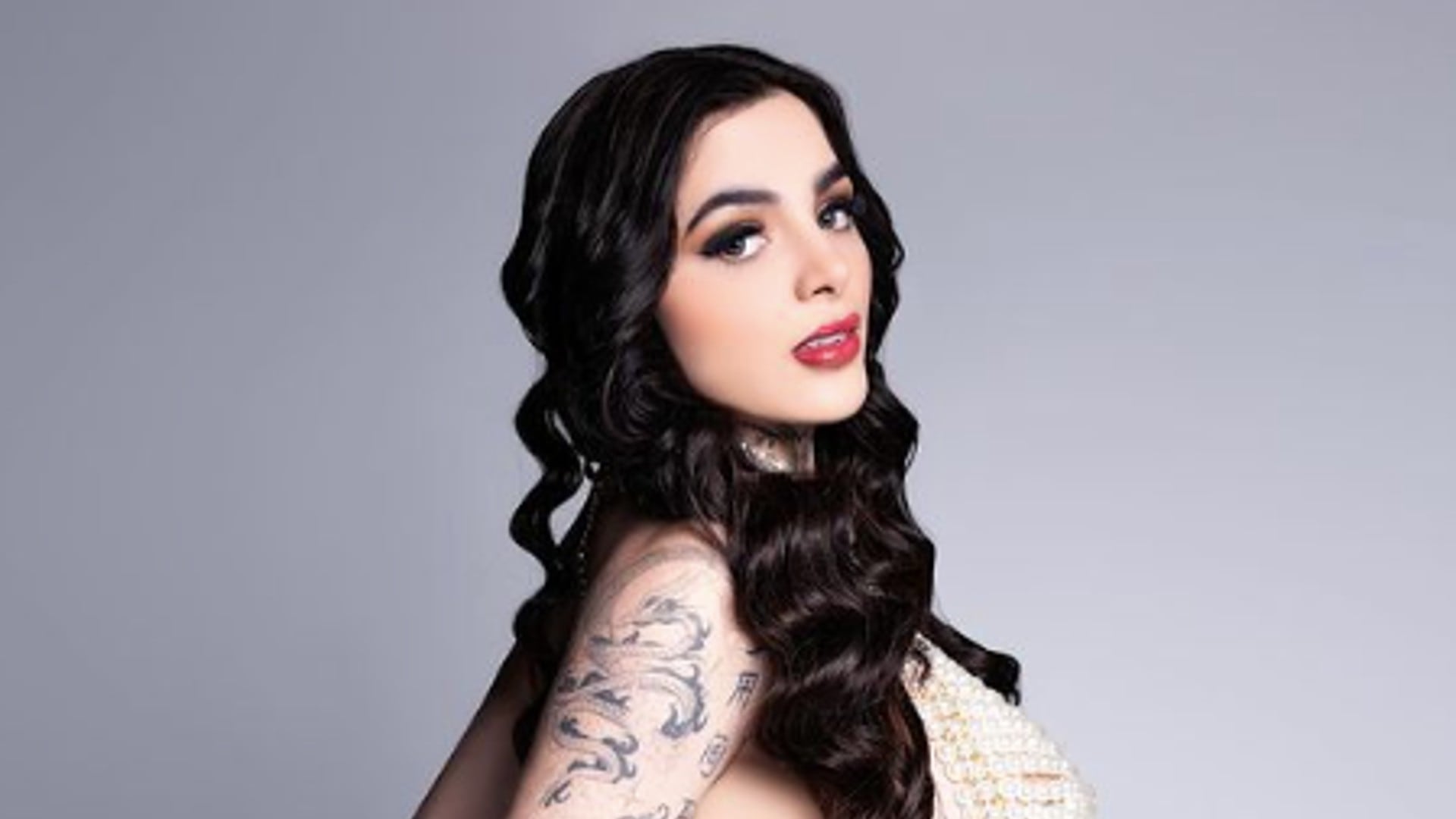 La influencer mexicana explica que el procedimiento marca el inicio de una nueva etapa en su vida y generó reacciones entre sus seguidores. - (@karelyruiz.of)