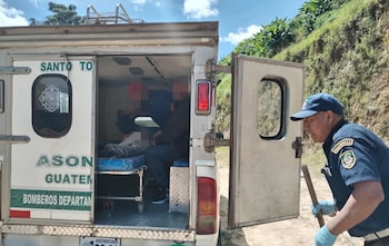 Un deslizamiento de tierra soterró a un adolescente mientras recolectaba arena en el Cementerio General de Santo Tomás Chiché.