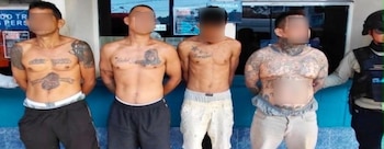 El Ministerio de Seguridad atribuye el golpe a herramientas legales y cooperación regional. Los detenidos tienen antecedentes penales vigentes. Ahora empieza la etapa clave: el proceso por agrupaciones ilícitas y otros delitos (Foto divulgada por el ministro de Seguridad de El Salvador, Gustavo Villatoro)
