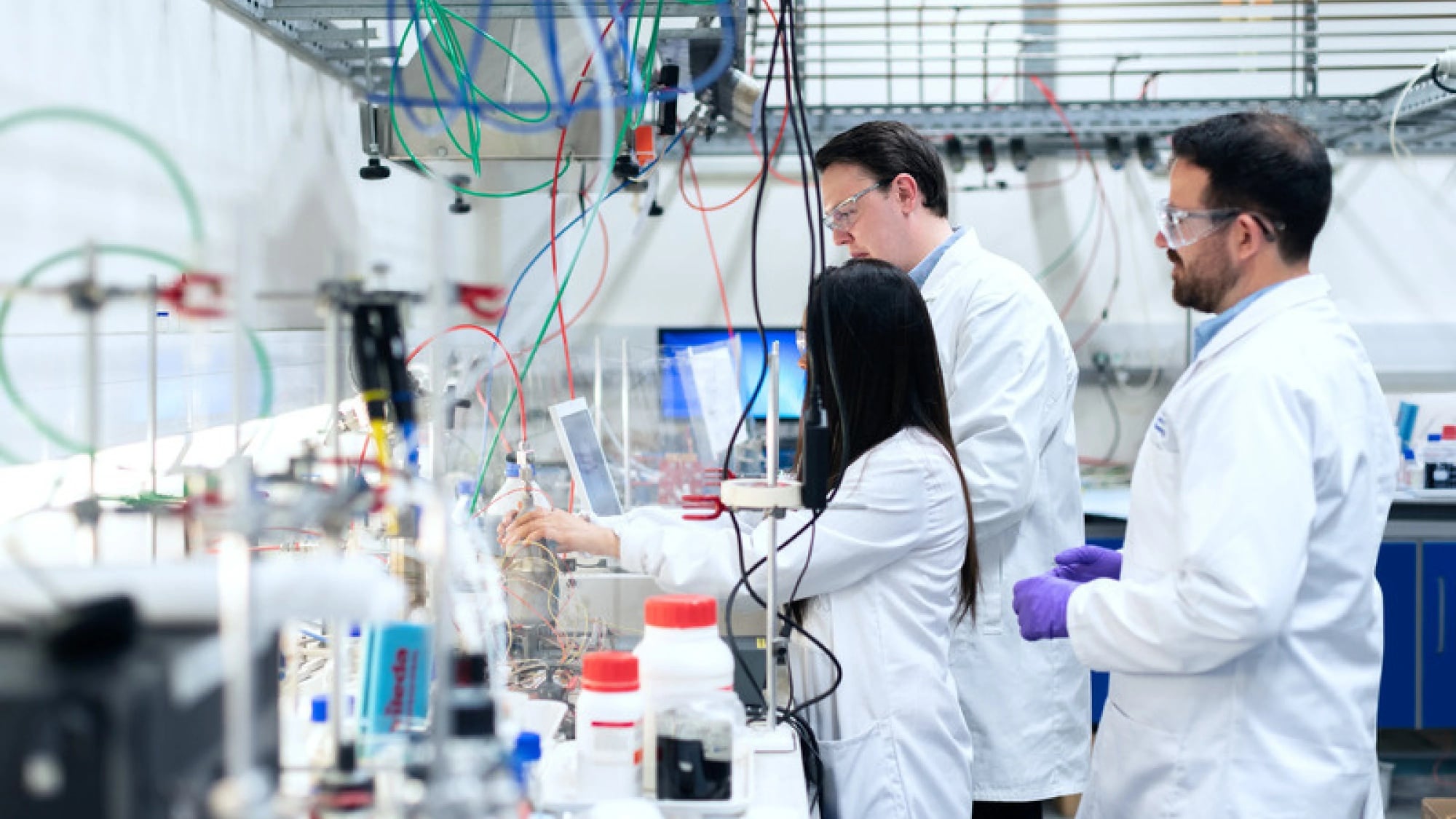 La elaboración de sustancias y productos químicos registró la principal mejora interanual del mes. (EuroInnova)