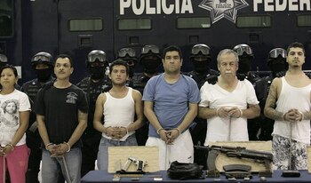 Agentes federales resguardan a seis