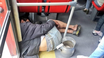 Un conductor de Transmilenio afirmó que seis de cada diez buses y cuatro de cada diez estaciones registran presencia constante de habitantes de calle - crédito Prensa Juan David Quintero