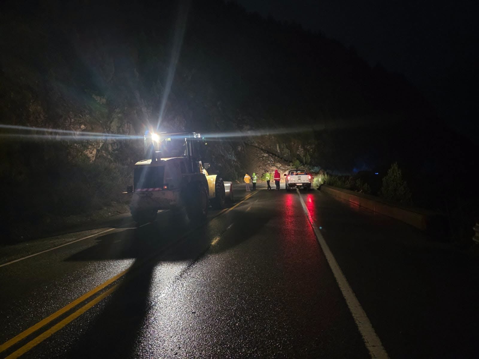 Personal con chalecos reflectantes y maquinaria pesada operan en la Ruta de los 7 Lagos por el desprendimiento de rocas sobre la traza (Vialidad Nacional)