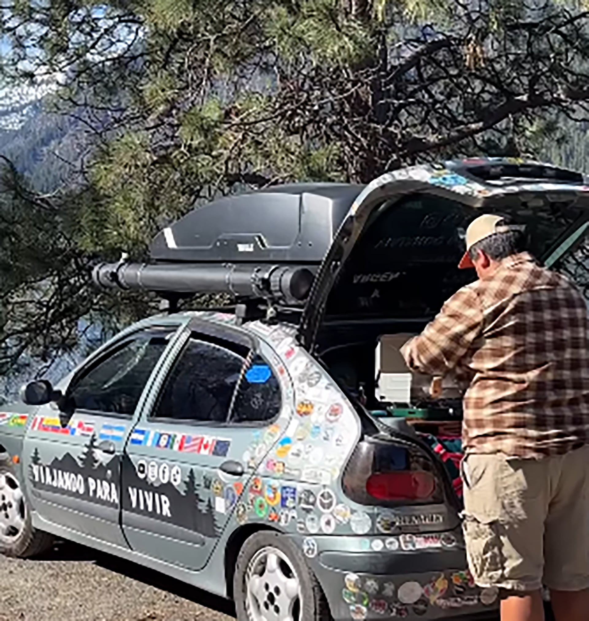 La pareja transformó el “Megancete” en su hogar: allí duermen, cocinan, guardan sus pertenencias y planifican cada etapa del viaje