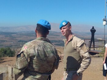 Soldados custodian la frontera entre