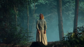 Molly Windsor em fotos de 'The Not Chosen' (Netflix)