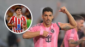 Luis Suárez con camiseta rosa de Inter Miami, brazo flexionado, y en un círculo, Julián Álvarez con camiseta rojiblanca de Atlético de Madrid.