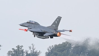 En septiembre llegarán seis nuevos F-16 y el Gobierno negocia la compra de helicópteros Black Hawk