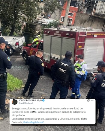 Agentes de policía y personal de emergencias junto a un camión de bomberos y una camioneta blanca dañada en una calle inclinada